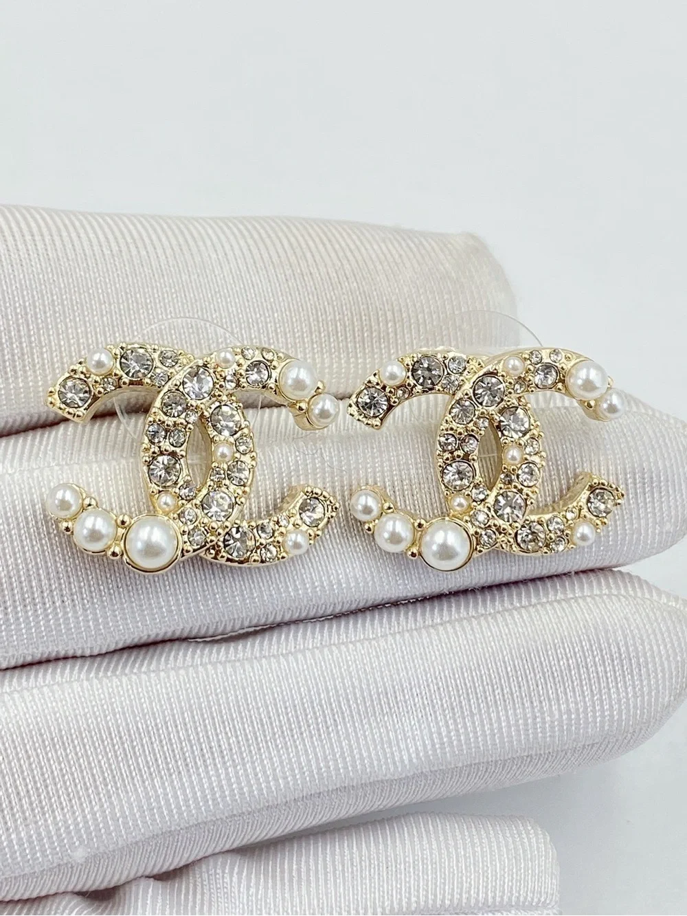 CHANEL Pearl & Crystal CC Logo Earrings - Gold - Picture 3 of 5